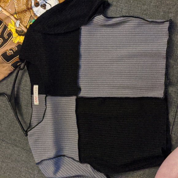 Back & Grey Ribbed Color Block Crop Top - Picture 4 of 4